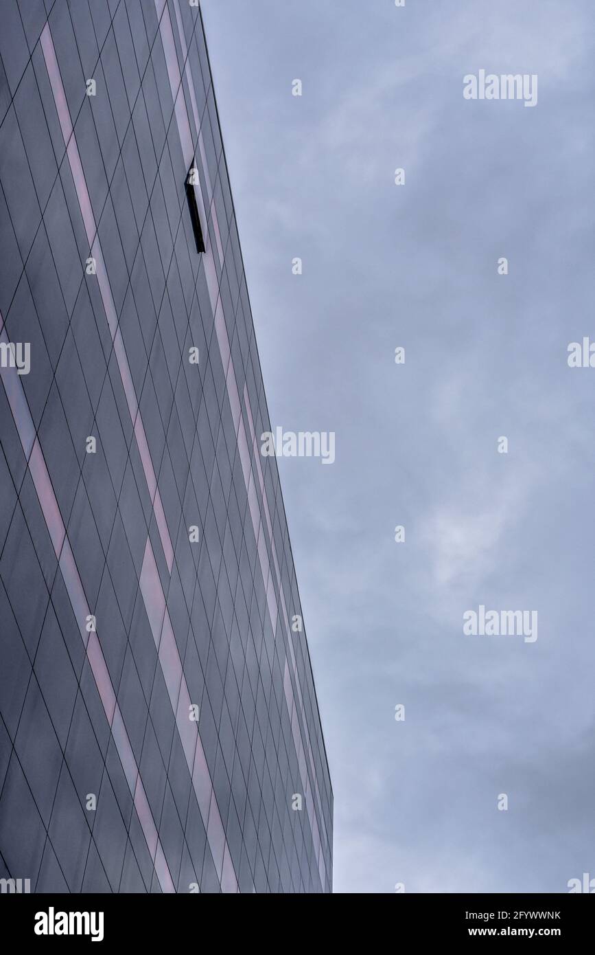 Ein offenes Fenster an der schwarzen Granitfassade der königlich dänischen Bibliothek in der roten Morgensonne, Kopenhagen, 26. Mai 2021 Stockfoto