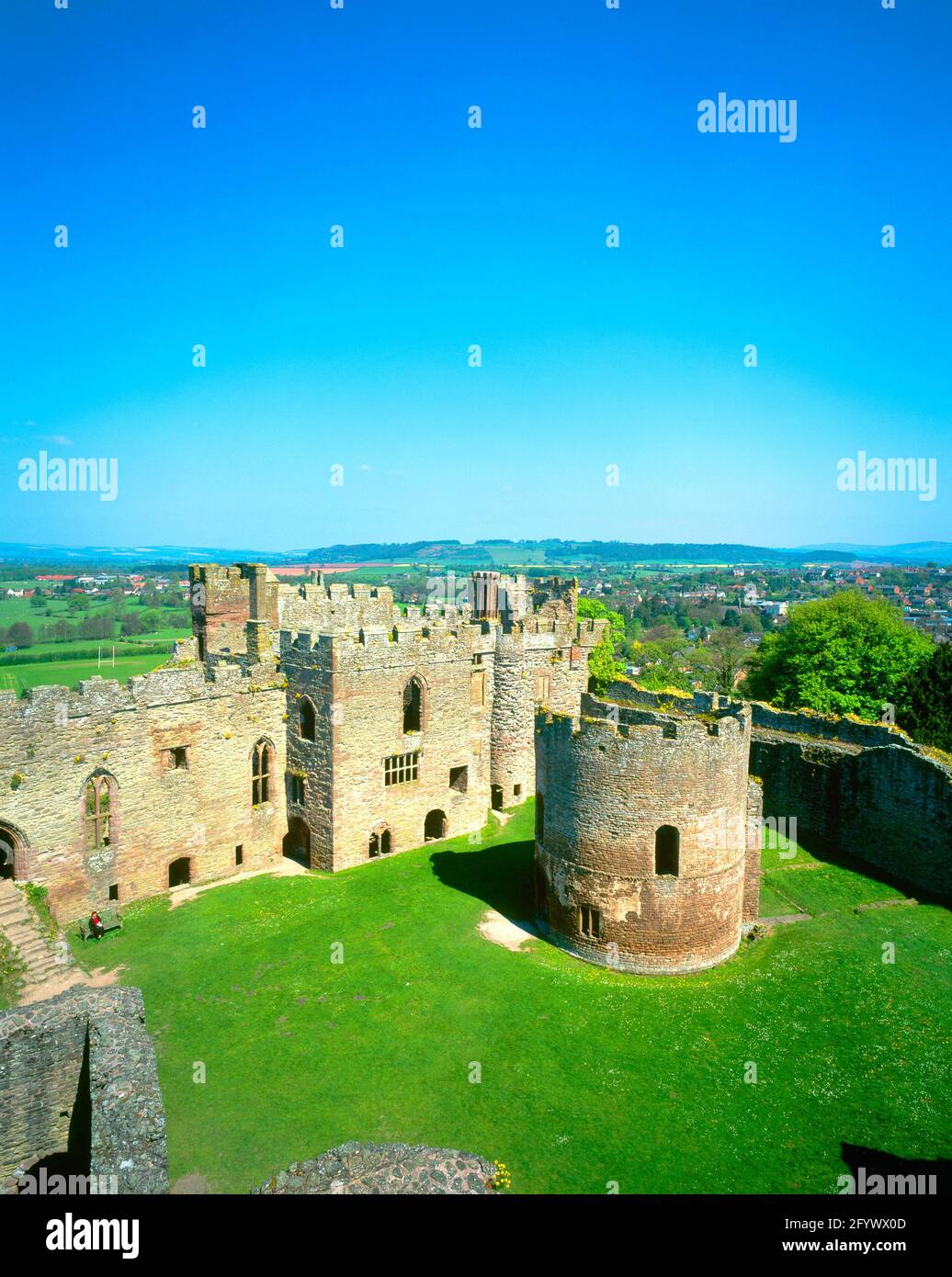 Großbritannien, England, Shropshire, Blick über Ludlow Castle, Frühling, Stockfoto