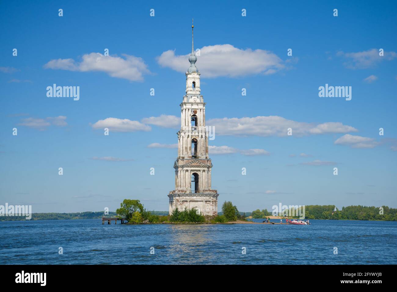 Der alte untergetauchte Glockenturm der St. Nikolaus Kathedrale am Uglich Stausee an einem sonnigen Augusttag. Kalyazin. Region Twer, Russland Stockfoto