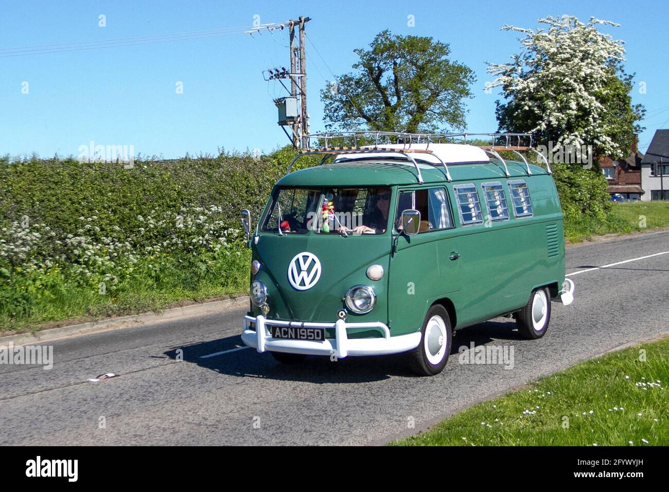 1966 60s Green Split-Screen splitty VW Volkswagen Reisemobile, Pop Top Caddy,  Transporter, Camper Vans, kombi, kombi, Wohnmobil, Wohnmobil-Umbau, Vee  Dub, Umbauten, Kleinbus, Bus, Wohnmobile, VW-Transporter in Bewegung,  Großbritannien Stockfotografie ...