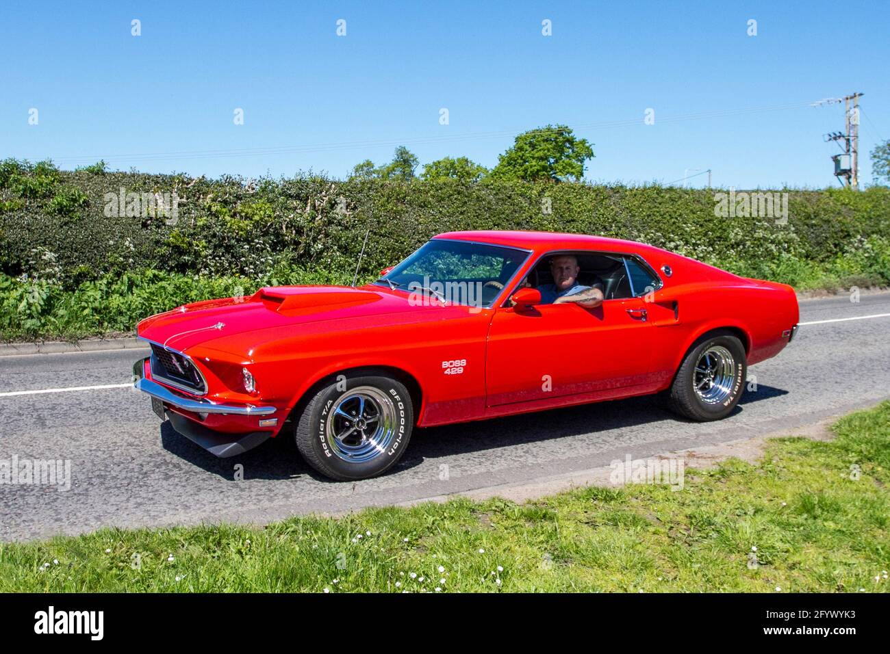 1969 60er Jahre Ford Mustang GT; Verkehr, bewegliche Fahrzeuge, Autos,  Fahrzeugfahren, britische Straßen, Motoren, Autofahren, auf dem Weg zur  Capesthorne Hall-Oldtimer-Veranstaltung, Großbritannien Stockfotografie -  Alamy