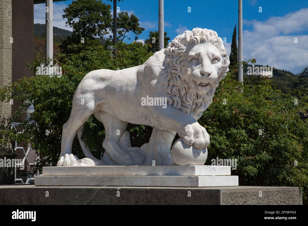 Marmorstatue eines Löwen, der seine Pfote auf einen Ball legte, bevor wir den Voronzow-Palast betreten. Stockfoto