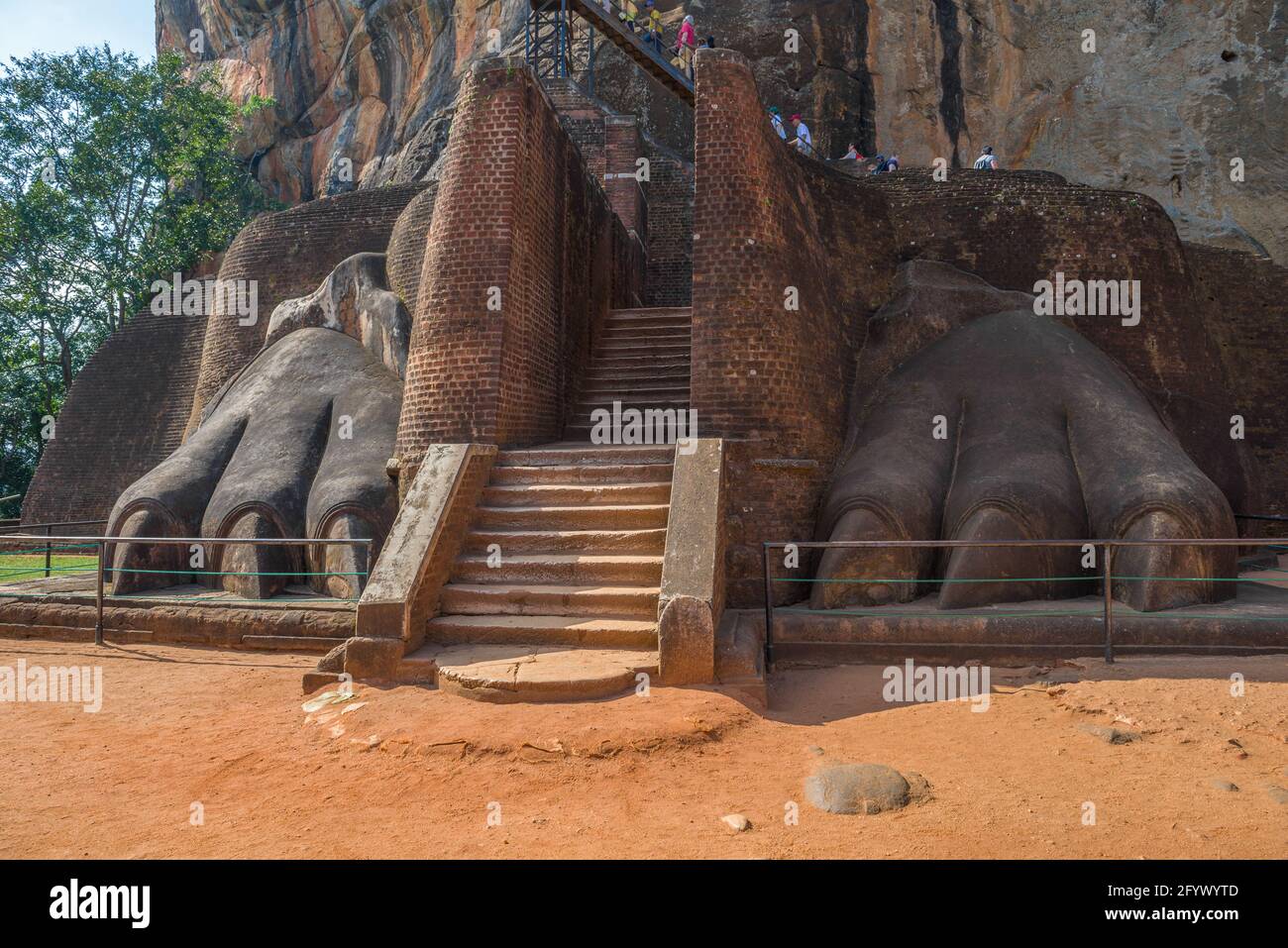 Löwenpfoten an der Treppe zum königlichen Palast auf dem Berg Sigiriya. Sri Lanka Stockfoto