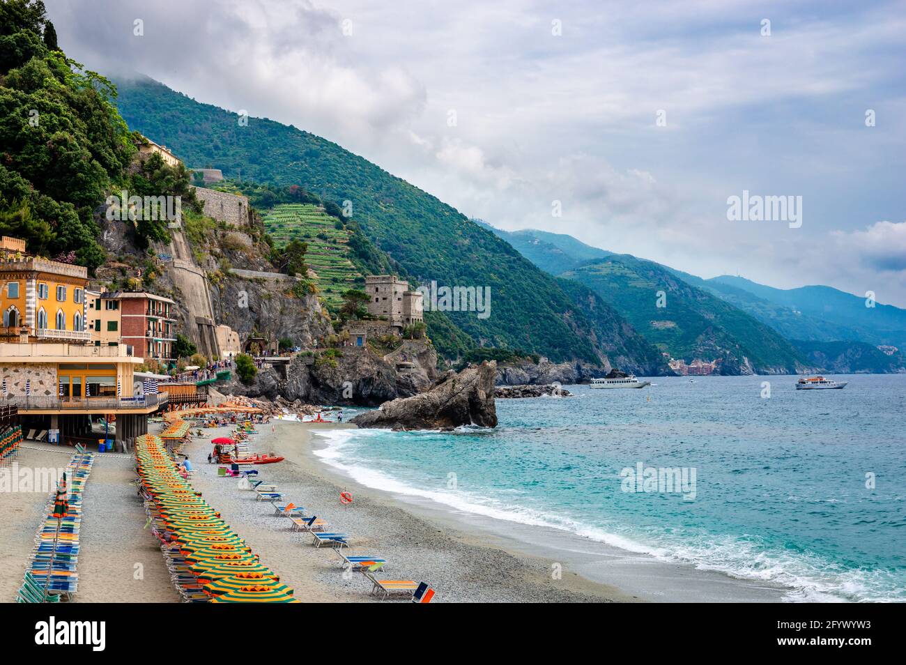 Blick auf den Strand Spiaggia di Fegina in Monterosso, dem westlichsten Teil der Region Cinque Terre, einem Nationalpark, der zum UNESCO-Weltkulturerbe gehört. Stockfoto