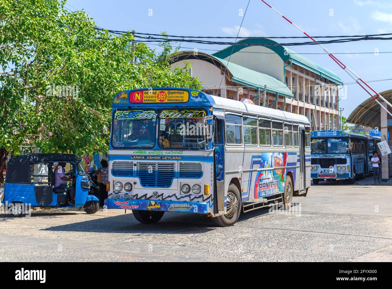 TRINCOMALEE, SRI LANKA - 10. FEBRUAR 2020: Intercity-Bus fährt vom Busbahnhof ab Stockfoto
