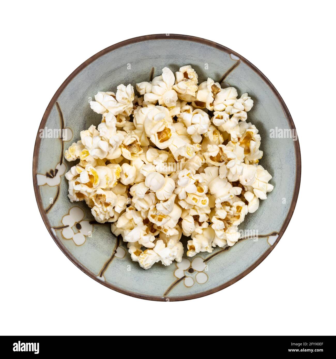 Draufsicht auf gepufftes Popcorn in Keramikschale isoliert Weißer Hintergrund Stockfoto
