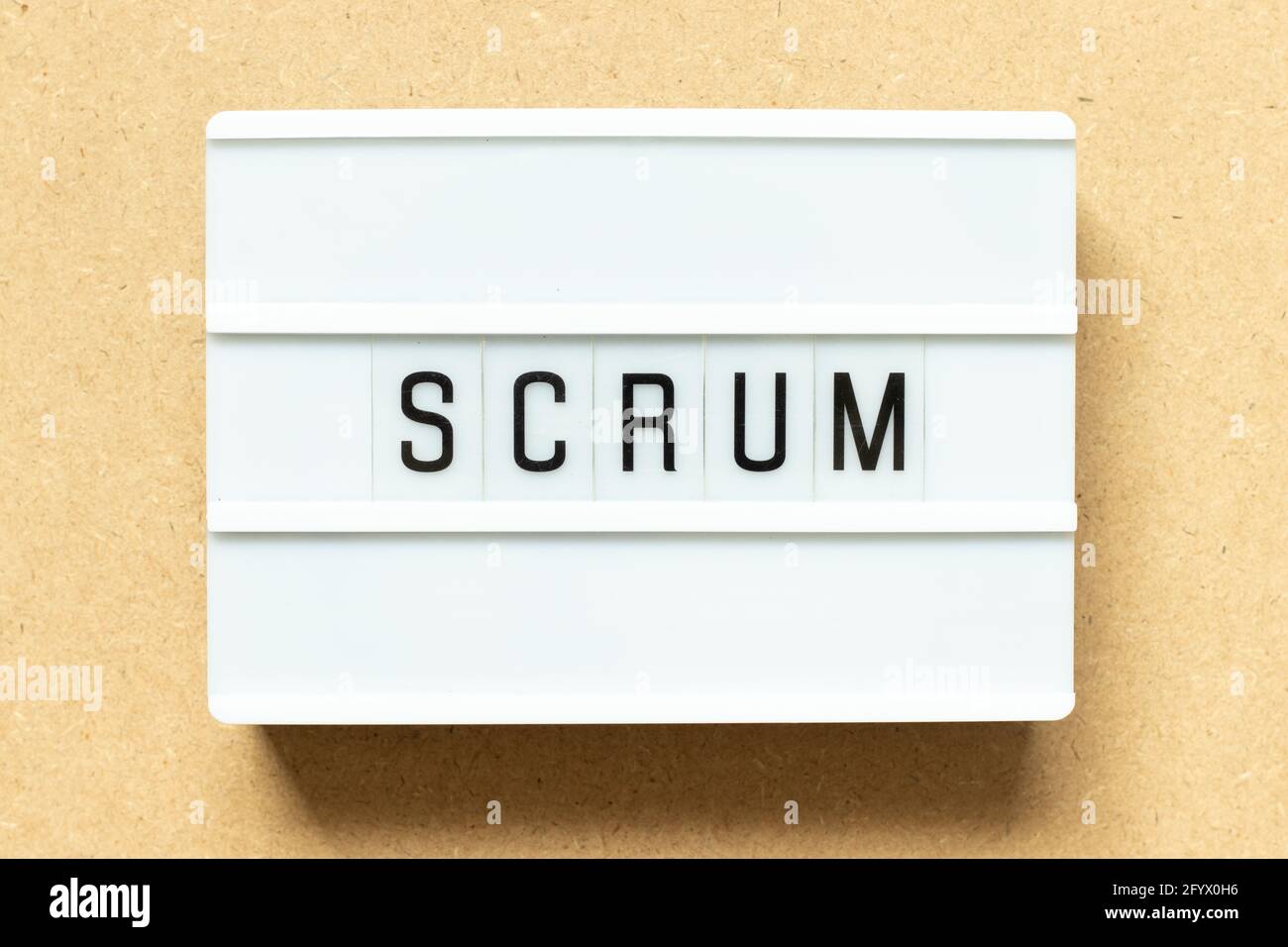 Leuchtkasten mit Wort Scrum auf Holzhintergrund Stockfoto