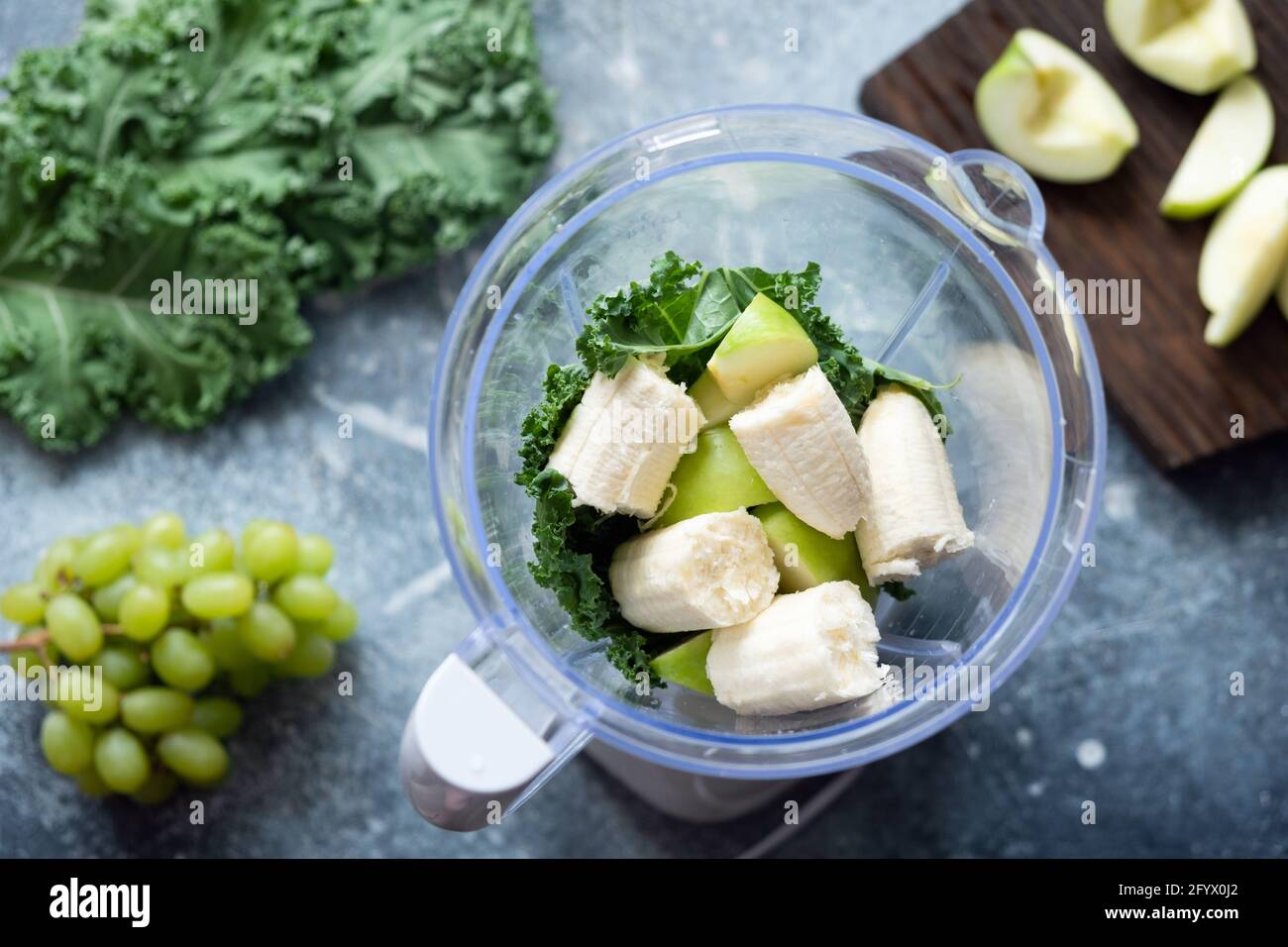 Smoothie-Zutaten für grüne Früchte im Mixer. Gesunde Detox, Gewichtsverlust Sommer trinken Vorbereitung Stockfoto