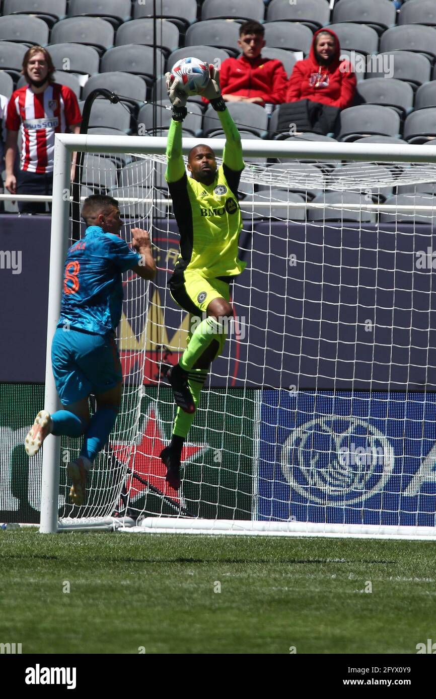 CF Montréal Torwart Clement Diop (23) springt während eines MLS-Spiels gegen den Chicago Fire FC im Soldier Field, Samstag, 29. Mai 202, um den Ball zu retten Stockfoto