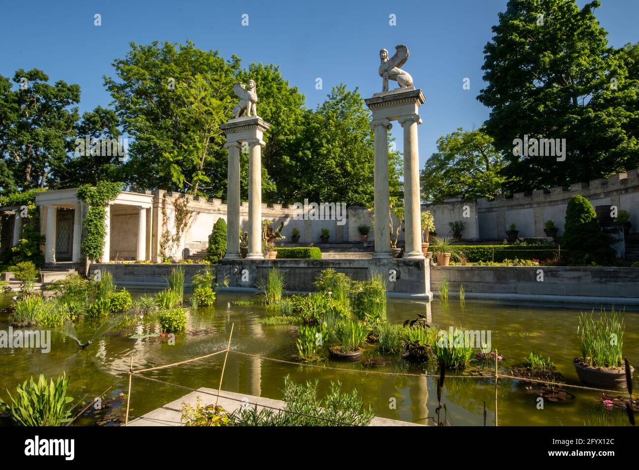 Yonkers, NY - USA - 27. Mai 2021: Blick auf das Amphitheater im Untermyer Garden, einen großen, reflektierenden Pool mit tropischen Seerosen und zwei fa Stockfoto