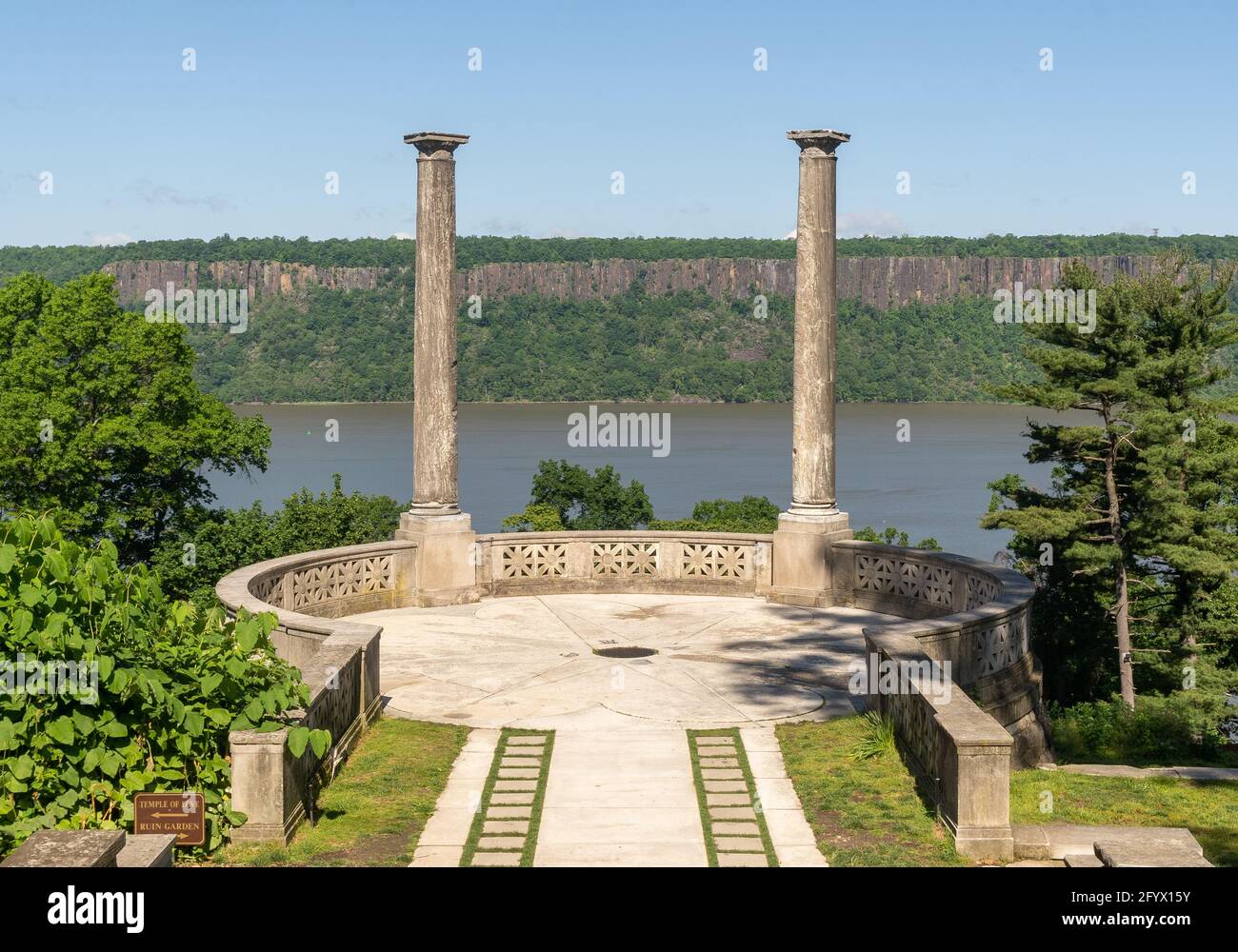 Yonkers, NY - USA - 27. Mai 2021: Blick auf den Aussichtspunkt des Untermyer Gartens mit zwei antiken römischen, monolithischen Cipollino-Marmorsäulen, die aus dem 19 Stockfoto