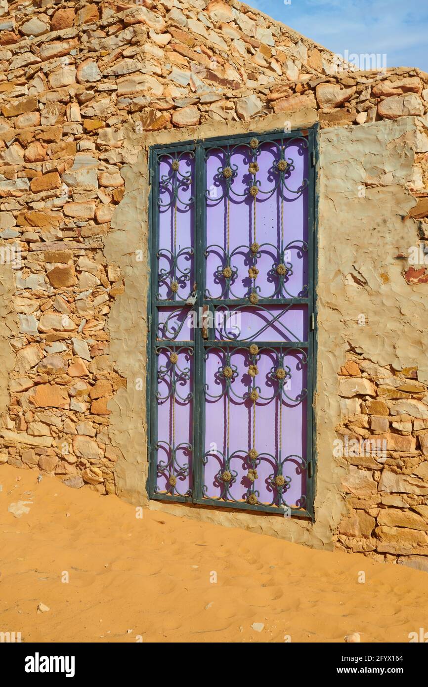 Violette Tür in Chuingetti Stockfoto
