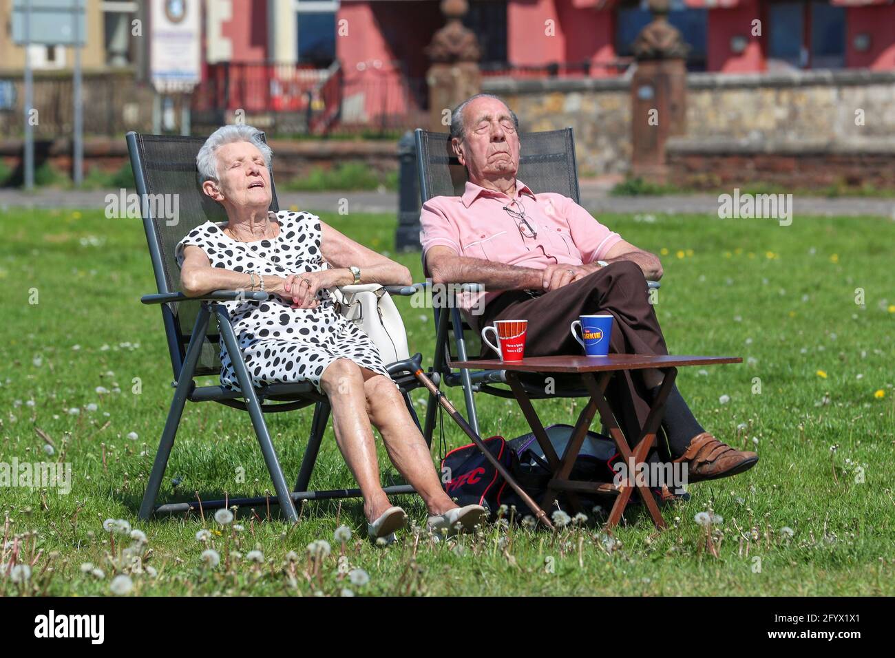 Ardrossan, Großbritannien. Mai 2021. Die hohen Temperaturen und der klare, sonnige Himmel am Maifeiertagswochenende ermutigten die Menschen, einen Tag am Strand von Ardrossan zu verbringen und trotzdem eine angemessene soziale Distanz zu bewahren. Kredit: Findlay/Alamy Live Nachrichten Stockfoto