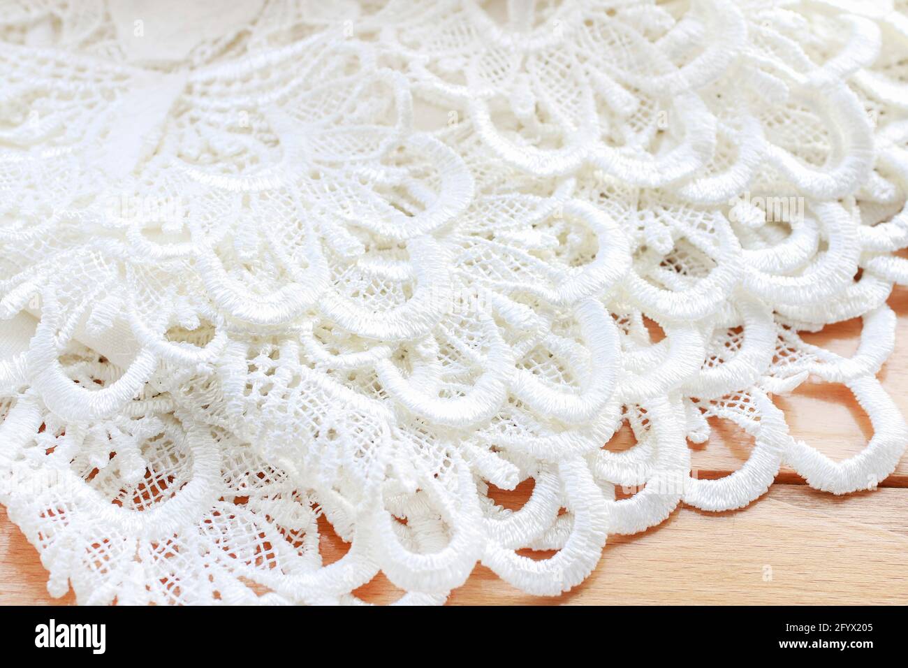 Schöne weiße französische Spitze. Stoff für Hochzeitskleid Stockfotografie  - Alamy