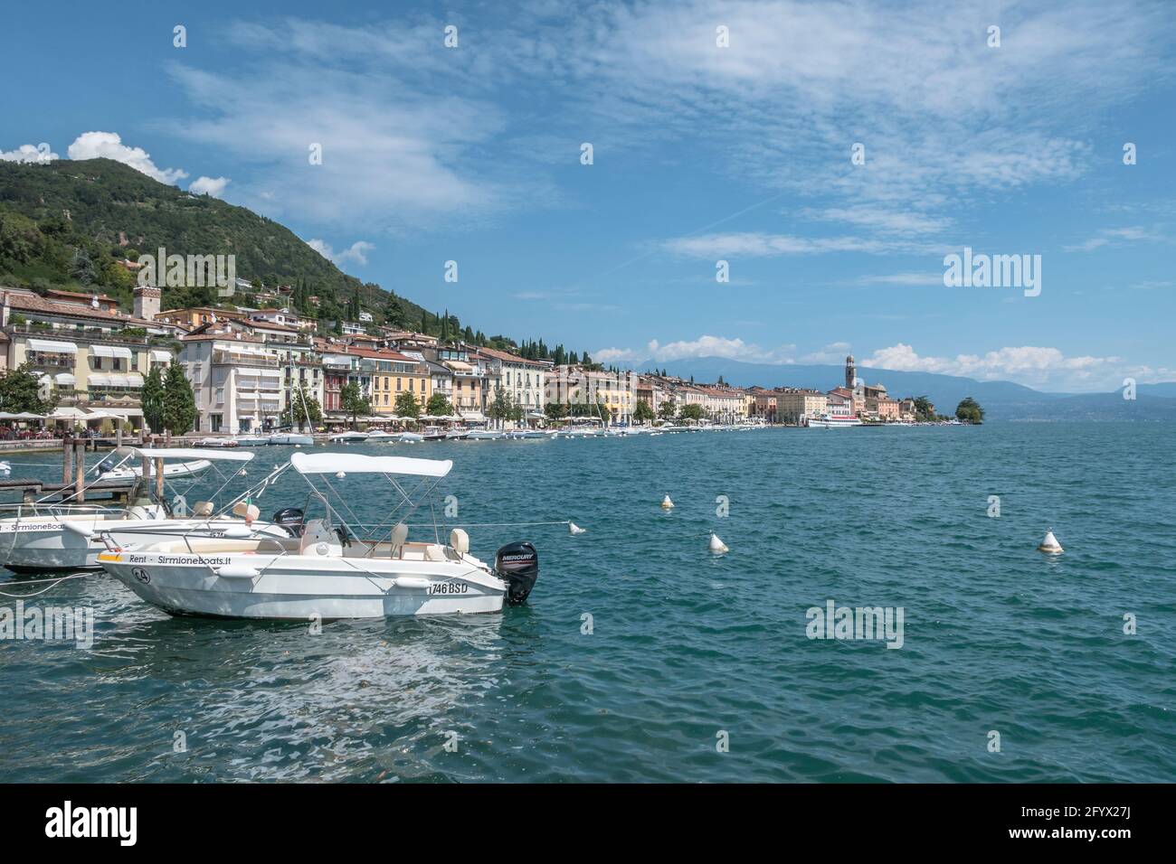 Salò (BS), ITALIEN - 25. August 2020. Panoramablick auf den historischen Teil von Salò am Gardasee Italien. Touristischer Ort am Gardasee. See in den Bergen Stockfoto