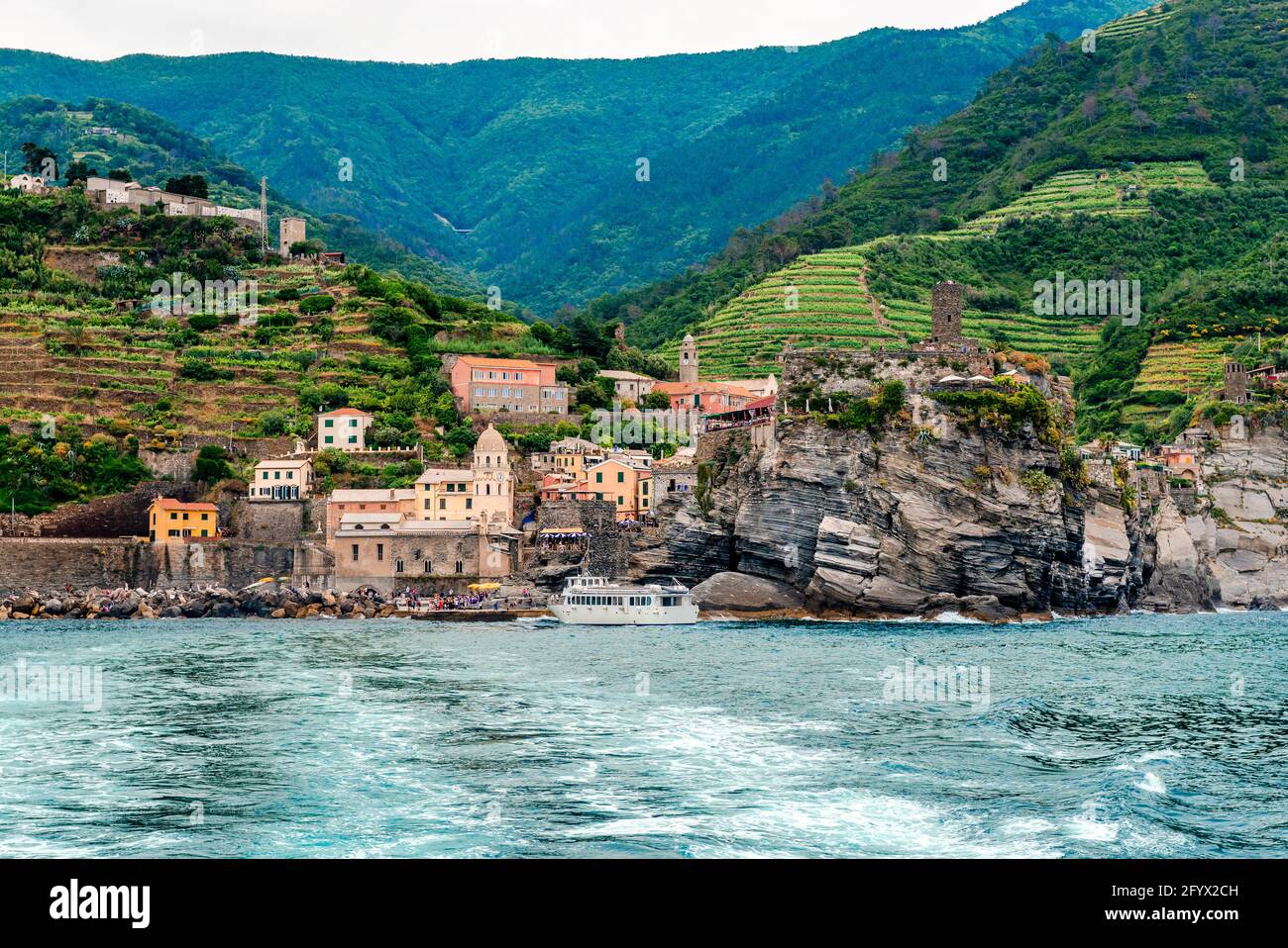 Vernazza, eine der fünf Städte der Region Cinque Terre, in Ligurien, Italien. Es ist eines der wahrsten Fischerdörfer an der italienischen Riviera Stockfoto