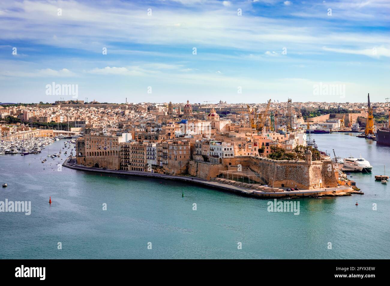 Valletta, Malta: Blick von den Upper Barrakka Gardens. Birgu oder Vittoriosa (eine der drei Städte am Grand Harbour) dominieren das Bild. Stockfoto