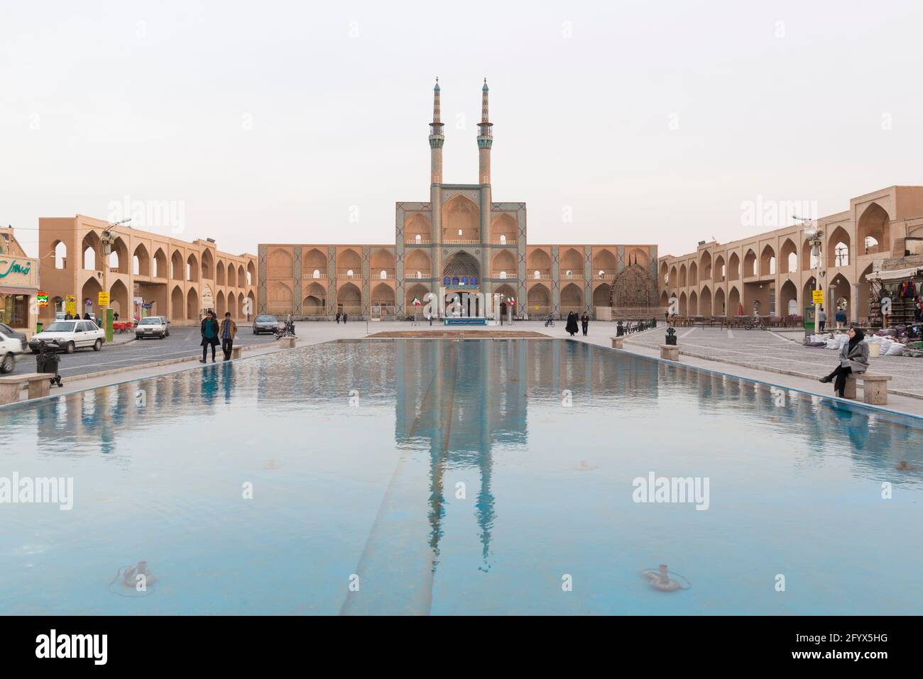 Blick auf den großen Pool und die Moschee auf dem Amir Chakhmaq Platz. Yazd, Provinz Yazd, Iran. Stockfoto