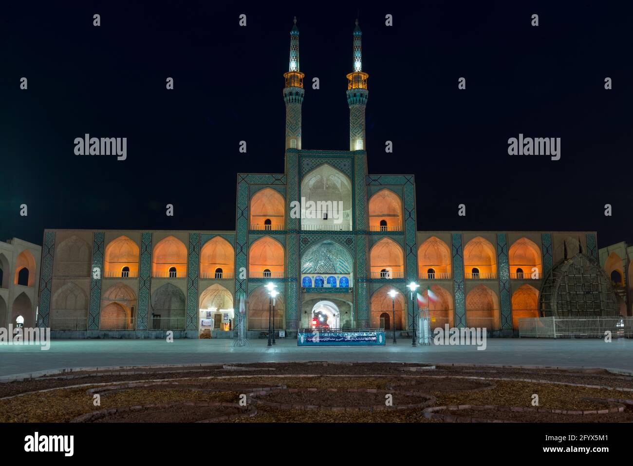 Beleuchtet Amir Chakhmaq Komplex in der Nacht. Yazd, Provinz Yazd, Iran. Stockfoto