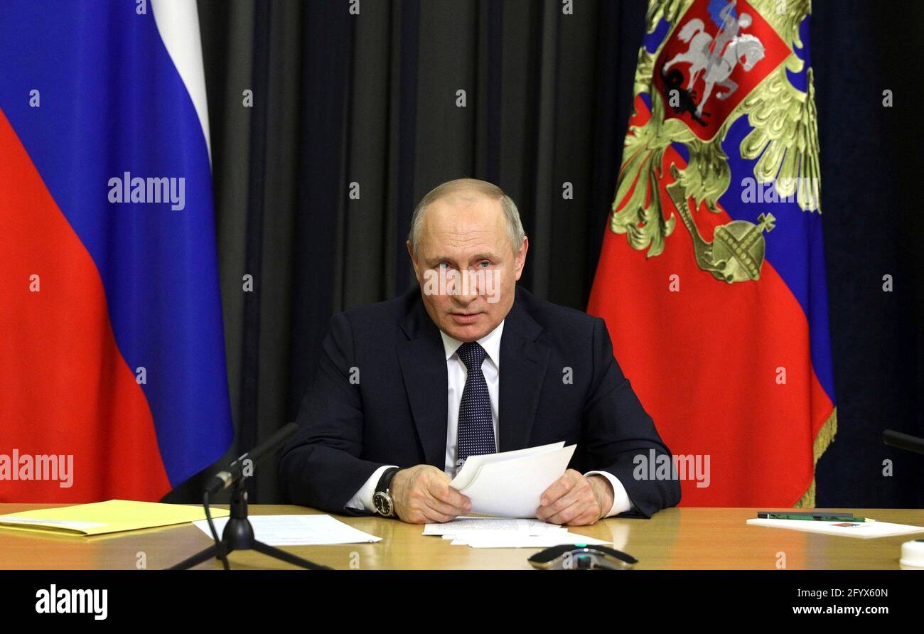 Der russische Präsident Wladimir Putin veranstaltet am 26. Mai 2021 in Sotschi, Russland, eine Videokonferenz über die Wirtschaft von der offiziellen Residenz Bocharov Ruchei am Kap Idokopas. Stockfoto