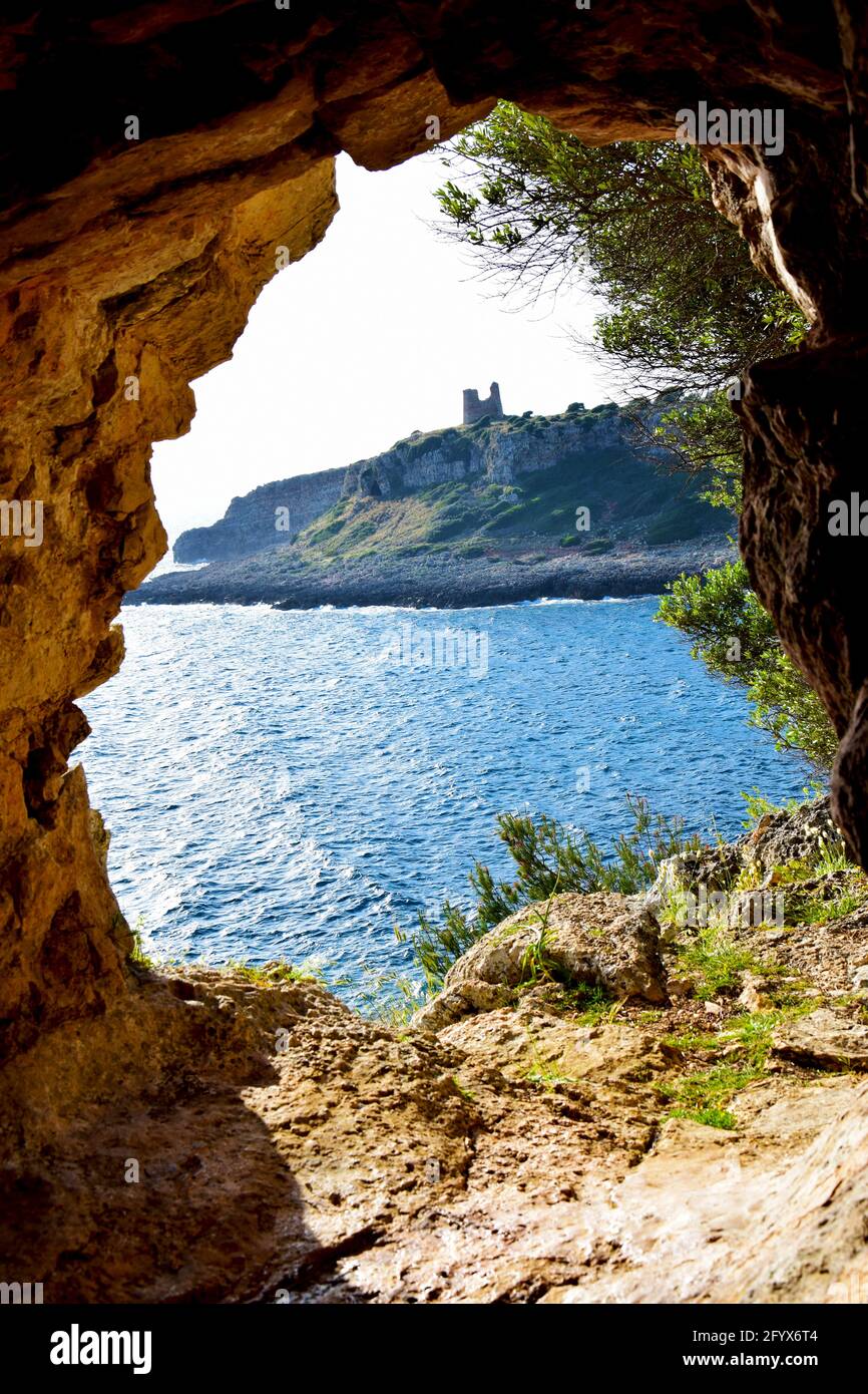 Landschaft und Felsformation mit Turm über der zerklüfteten Klippe in der Ferne Stockfoto