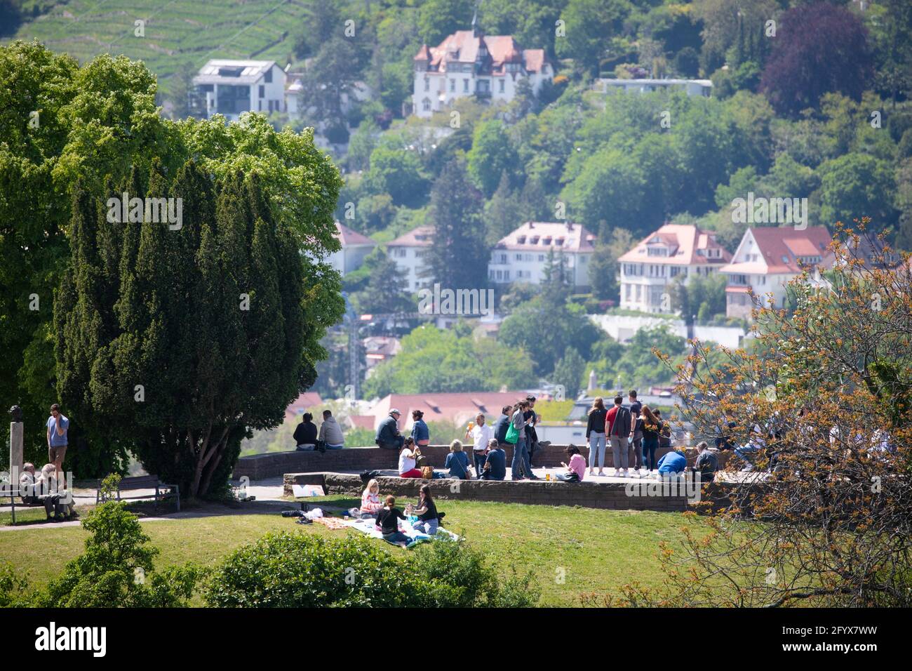 Stuttgart Deutschland Mai 2021 Die Menschen Geniessen Die Aussicht Und Das Schone Wetter Auf Der Plattform Am Teehaus Quelle Christoph Schmidt Dpa Alamy Live News Stockfotografie Alamy