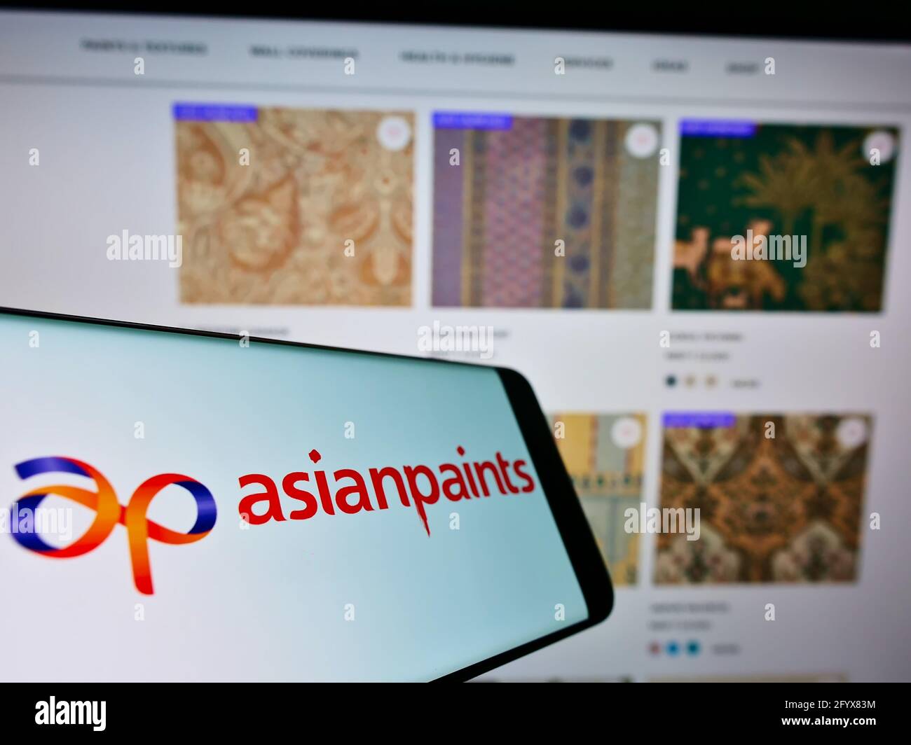 Smartphone mit Logo des indischen Chemieunternehmens Asian Paints Ltd. Auf dem Bildschirm vor der Business-Website. Konzentrieren Sie sich auf die Mitte links des Telefondisplays. Stockfoto