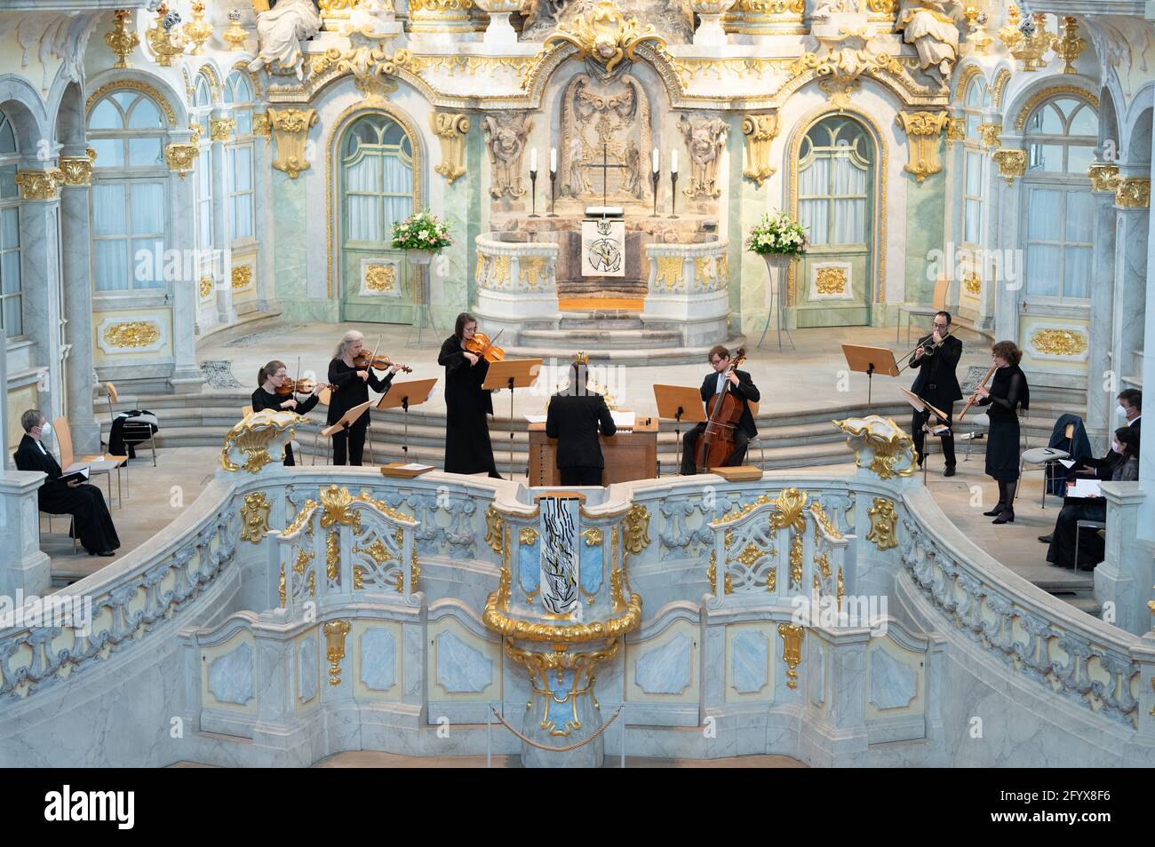 Dresden, Deutschland. Mai 2021. Die Musiker des frühbarocken Orchesters Instrumenta Musica spielen in einem Konzert in der Dresdner Frauenkirche. Nach monatelanger Zwangspause sind in der Frauenkirche wieder Konzerte zu hören. Quelle: Sebastian Kahnert/dpa-Zentralbild/dpa/Alamy Live News Stockfoto