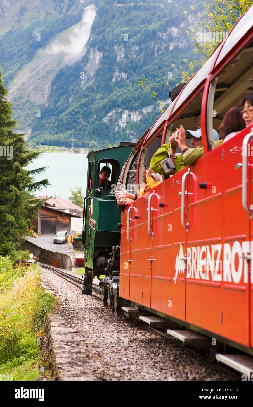 Die kleine Dampf - Zug Anfang der Aufstieg aus Brienz: Brienz Rothorn Bahn,  Lok 12. Die ältesten Dampfeisenbahn in der Schweiz Stockfotografie - Alamy