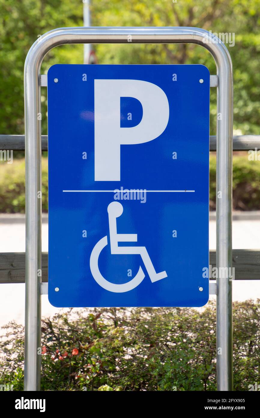 Blaue Handicap Parkplatz Schild Stockfoto