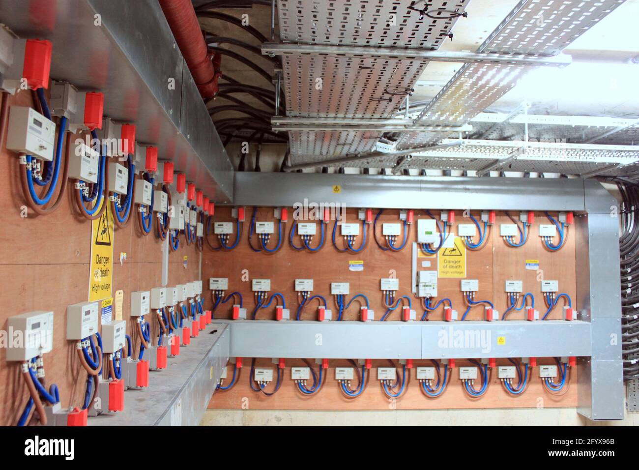 Unterirdischer Zählerraum mit einer Mischung aus dummen und intelligenten Zählern Stockfoto