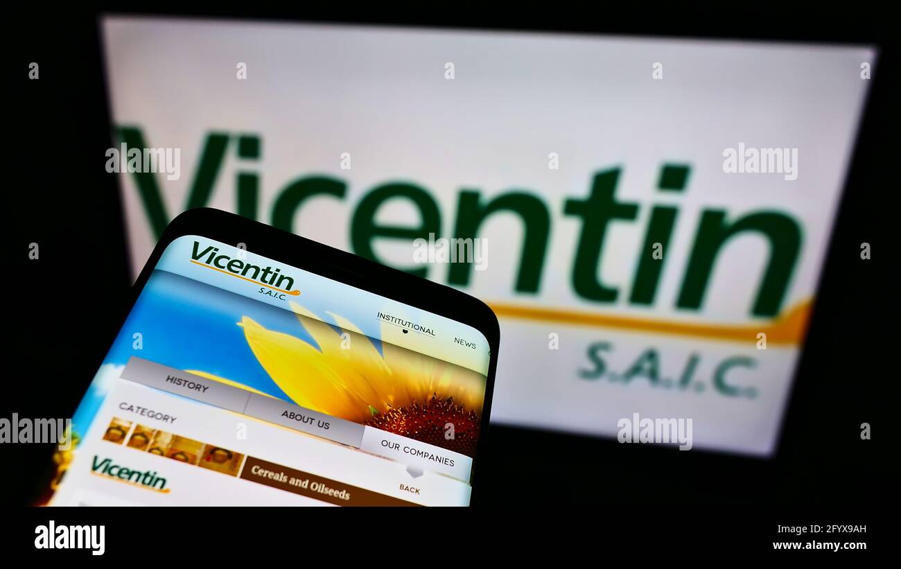Smartphone mit Website des argentinischen Konglomerats Vicentin S.A.I.C. auf dem Bildschirm vor dem Firmenlogo. Konzentrieren Sie sich auf die obere linke Seite des Telefondisplays. Stockfoto