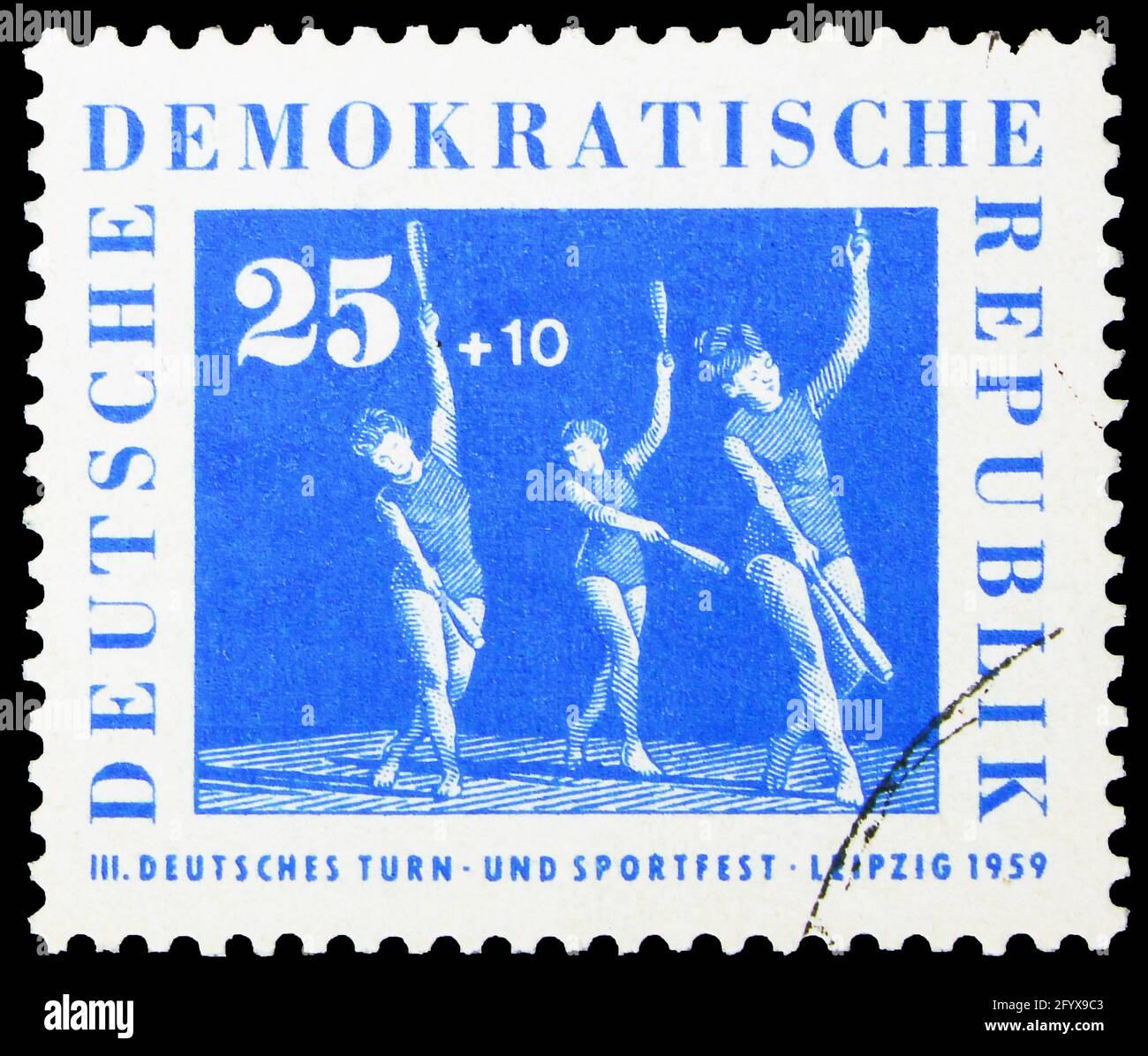 MOSKAU, RUSSLAND - 27. SEPTEMBER 2019: Briefmarke gedruckt in Deutschland, Demokratische Republik, zeigt Gymnastik mit den Vereinen, Leipzig Sport Festival se Stockfoto