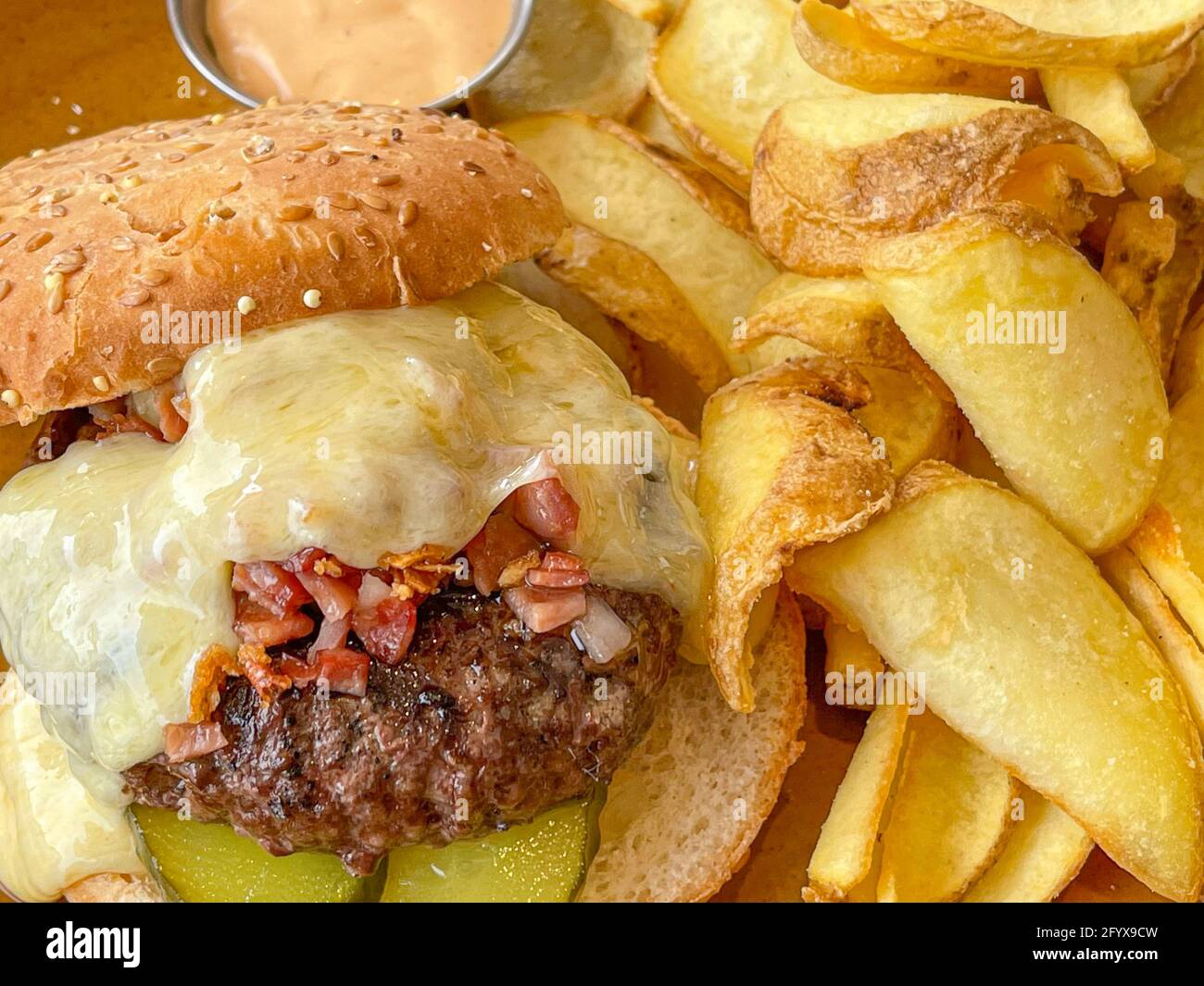 Nahaufnahme eines saftigen, frisch gegrillten Hamburgers mit pommes frites Stockfoto