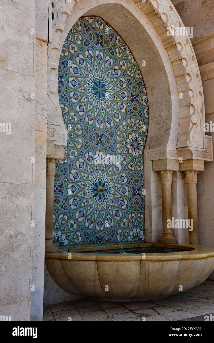 Marokkanischer Brunnen mit Zellij-Fliesen an der Außenseite der Hassan II. Moschee, Casca, Marokko, Nordafrika. Stockfoto