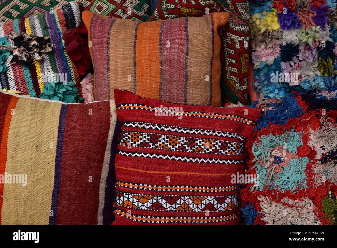 Auffällige marokkanische Kissen zum Verkauf, ein beliebtes Produkt auf den Märkten von Essaouira, Nordafrika. Stockfoto
