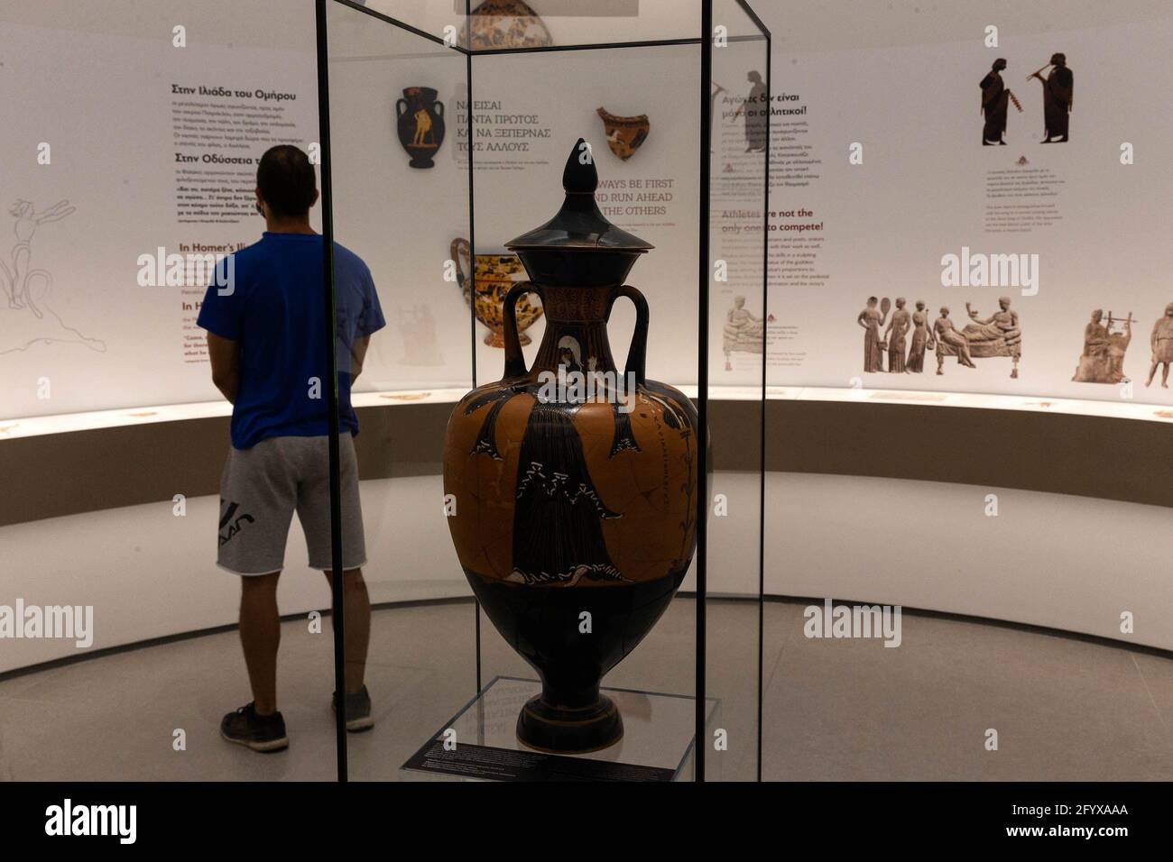 Athen. Mai 2021. Ein Mann besucht am 25. Mai 2021 das Olympische Museum in Athen, Griechenland. ZU „Feature: Neues Museum in Athen zeigt Geschichte der Olympischen Spiele“ Credit: Marios Lolos/Xinhua/Alamy Live News Stockfoto