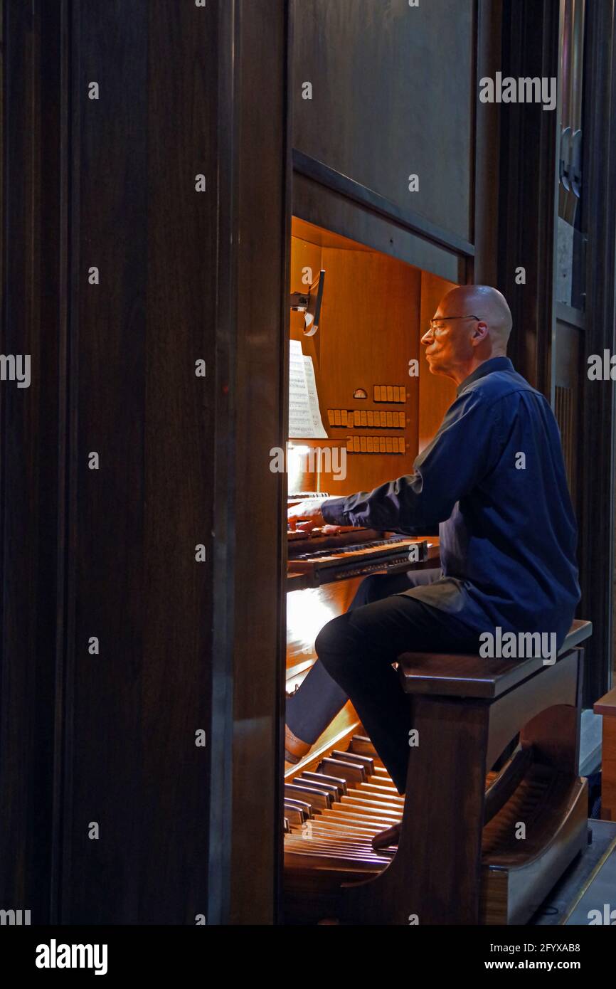 Der deutsche Organist Johannes Skudlik in einem Konzert in der Kirche Sacro Cuore, Sassari, Sardinien, Italien, 2021. Mai 27 Stockfoto