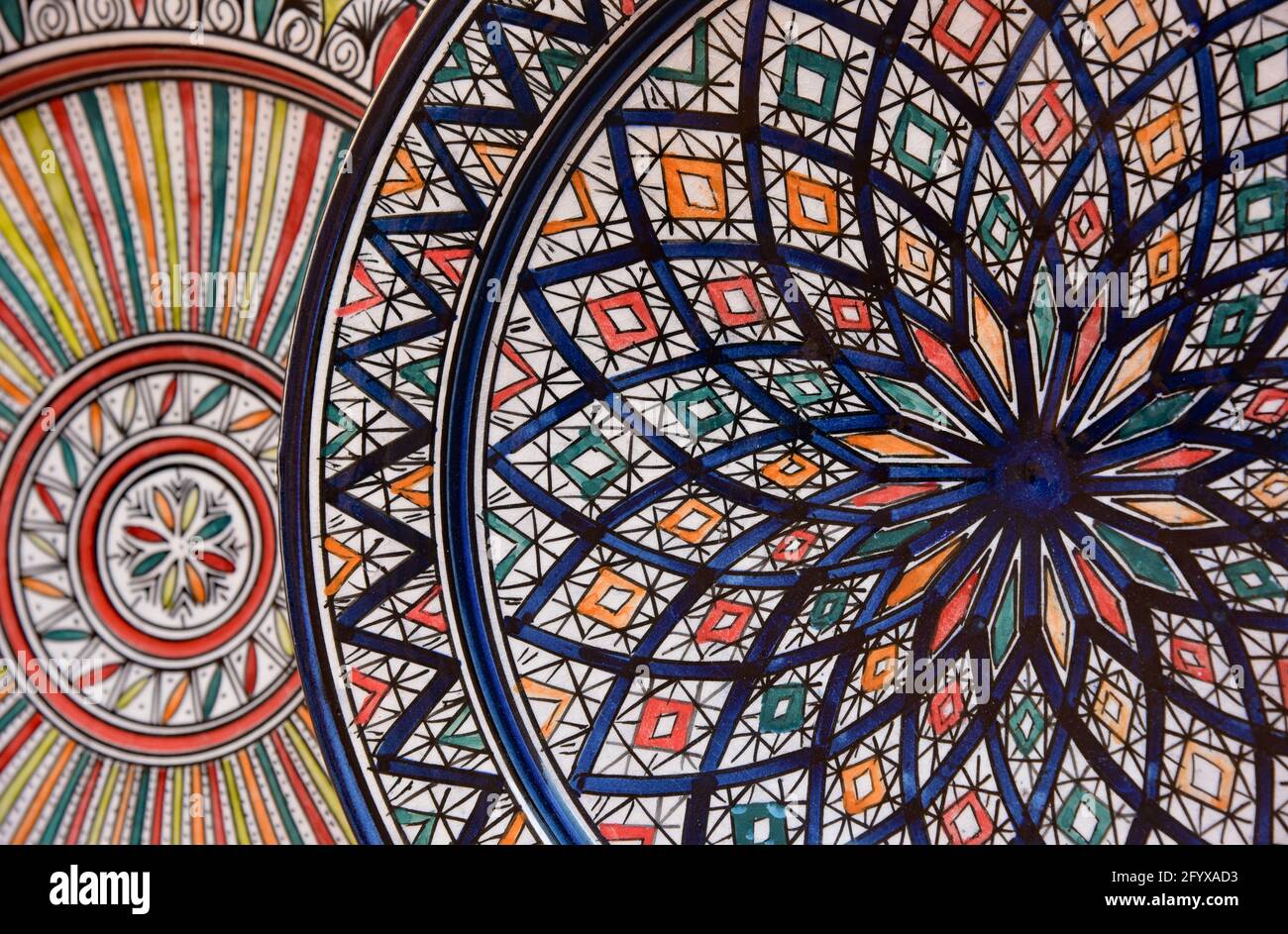 Bunte marokkanische Teller-Designs, Nordafrika. Stockfoto
