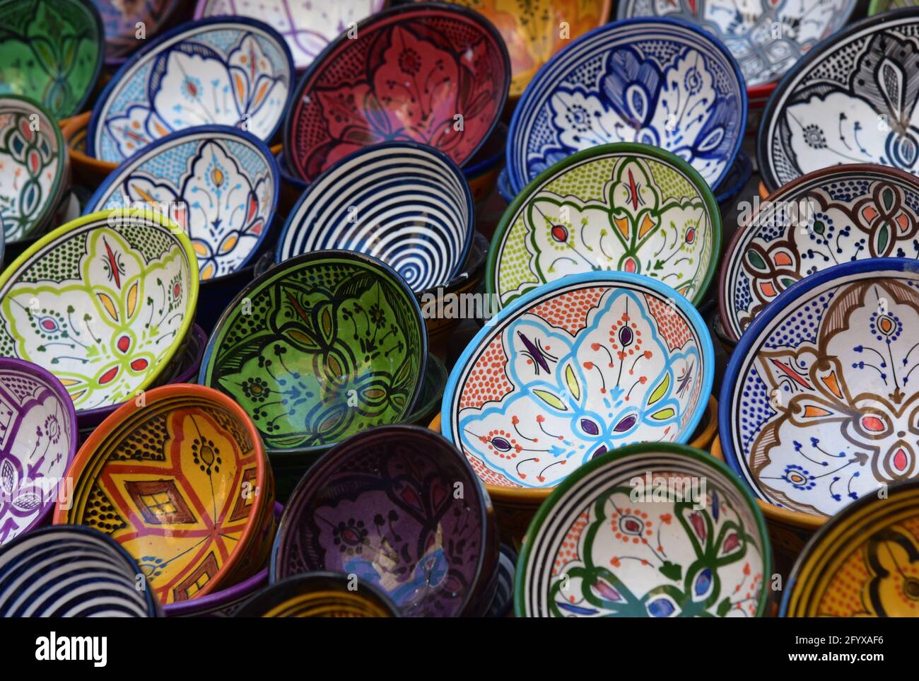 Bunte Keramik marokkanische Keramik zum Verkauf in einem Souk der alten Medina in der bezaubernden Stadt Essaouira, Marokko, Nordafrika angezeigt. Stockfoto