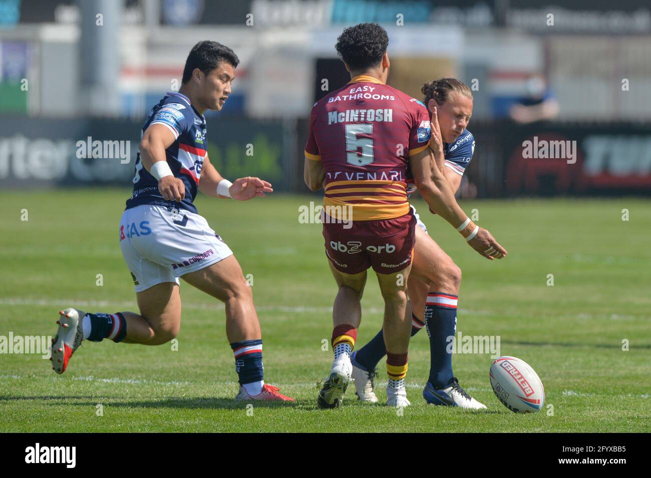 Wakefield, England - 30. Mai 2021 - Jacob Miller von Wakefield Trinity stößt während der Rugby League Betfred Super League Runde 8 von Wakefield Trinity gegen Huddersfield Giants im Mobile Rocket Stadium, Wakefield, Großbritannien Dean Williams/Alamy Live News auf Darnell McIntosh (5) von Huddersfield Giants Stockfoto