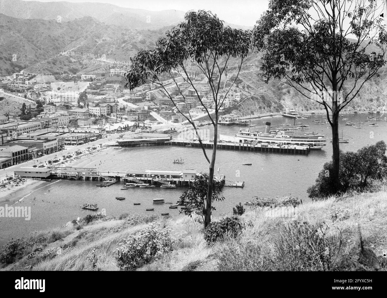 Blick auf Avalon Bay und Hafen, Avalon, Santa Catalina Island, Kalifornien, 1931. (Foto von Burton Holmes) Stockfoto