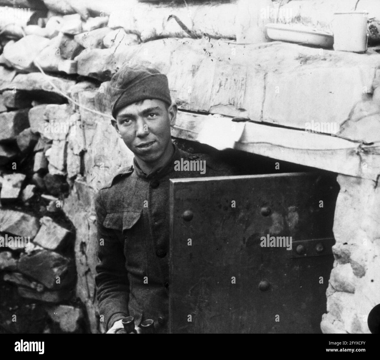 Porträt eines amerikanischen Soldaten, der während des Ersten Weltkriegs, Frankreich, 1918, in einer Bunkertür stand. (Foto von Burton Holmes) Stockfoto