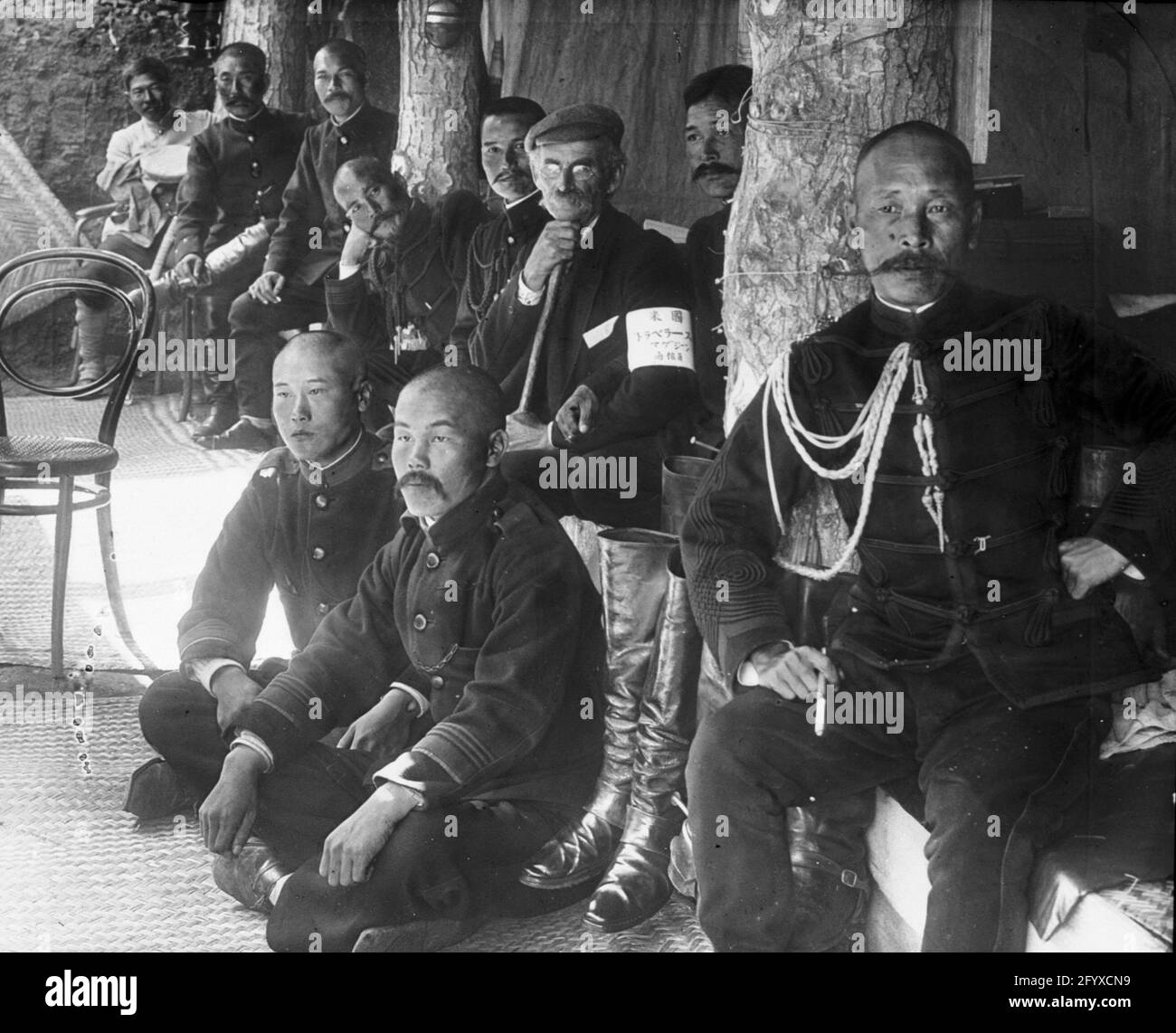 Japanische Offiziere, die während des russisch-japanischen Krieges 1905 ruhten. (Foto von Burton Holmes) Stockfoto