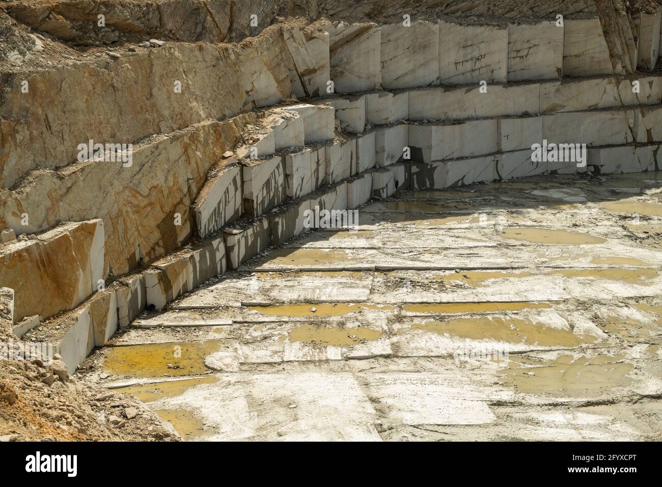 Unfertiges Gebäude mit schäbigen Wänden im Freien Stockfoto