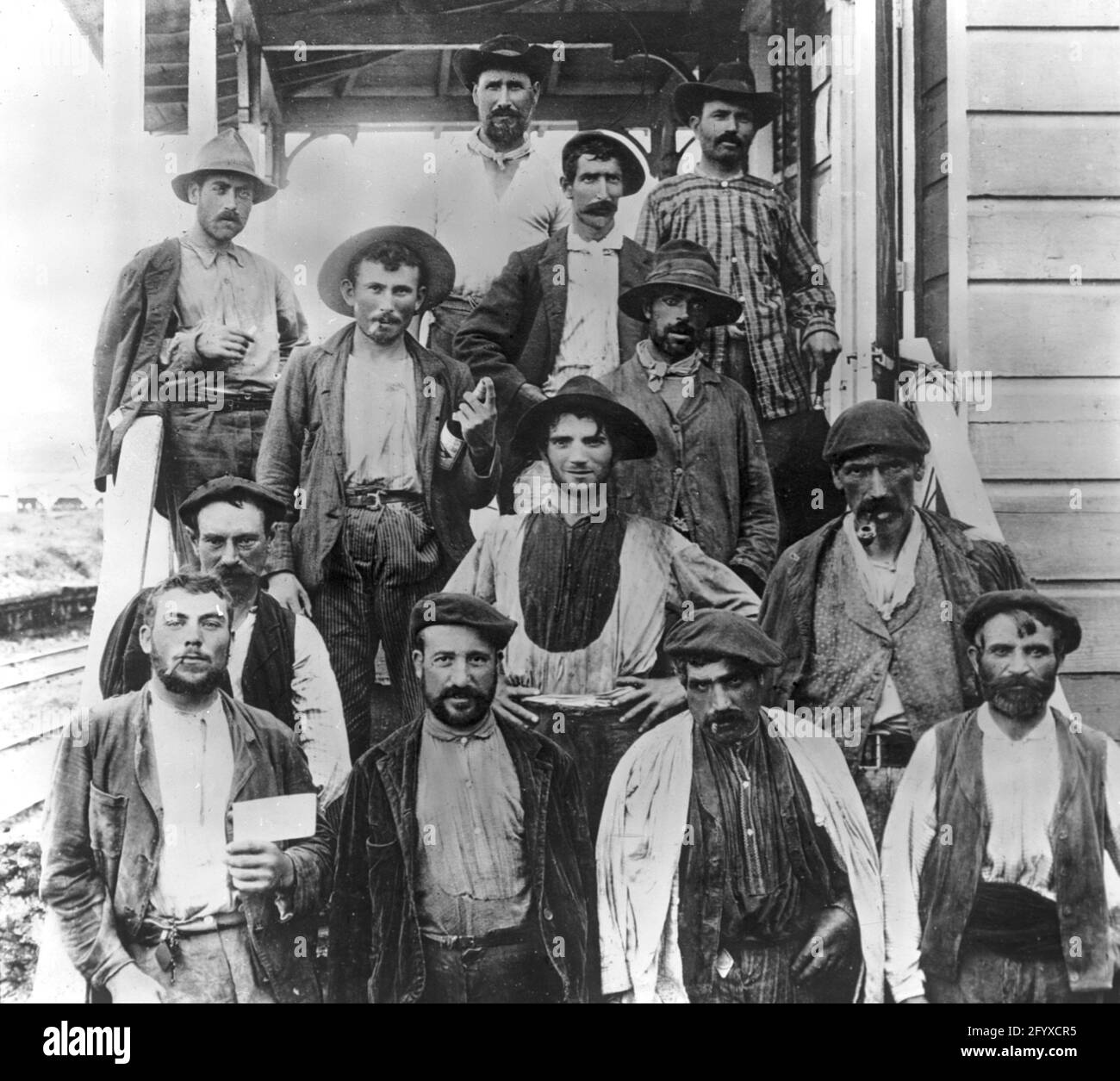 Gruppenportrait von spanischen männlichen Arbeitern, einige der Erbauer des Panamakanals, Panama, 1912. (Foto von Burton Holmes) Stockfoto