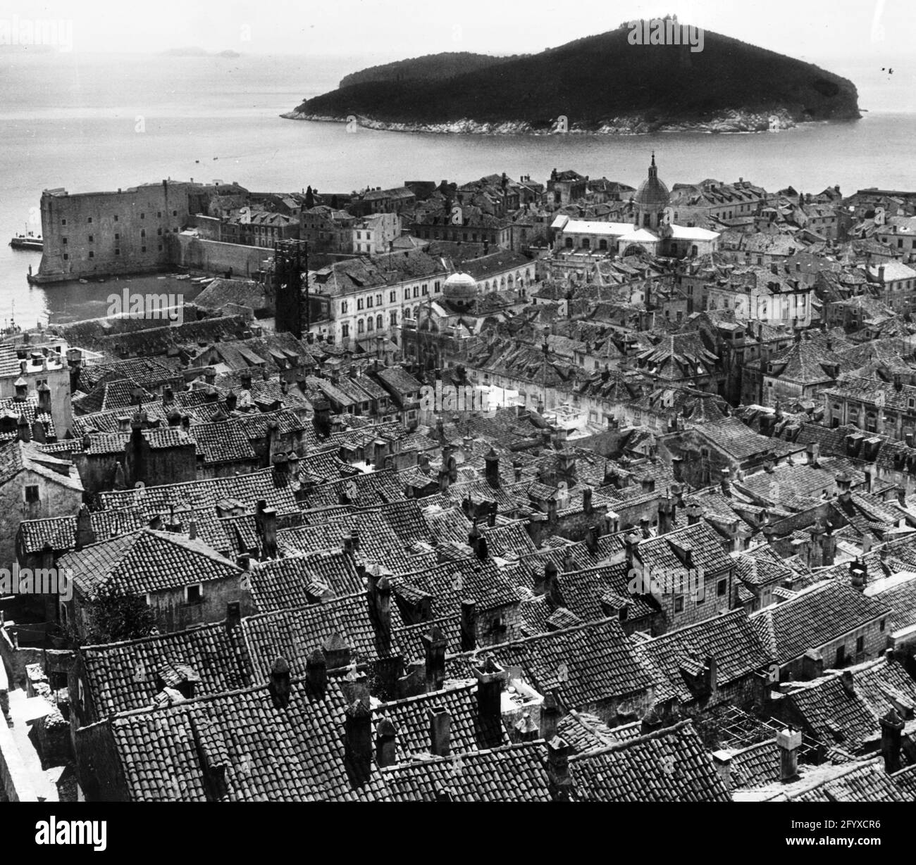 Hochwinkelansicht von Dubrovnik und Lokrum Insel, Jugoslawien, 1924. (Foto von Burton Holmes) Stockfoto