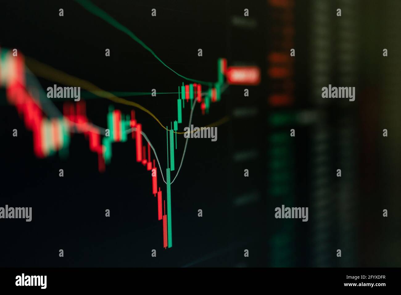 Nahaufnahme des Candlestick-Diagramms von Bitcoin und Kryptowährungen an der Börse. Grüner bullischer Pumpindikator Stockfoto