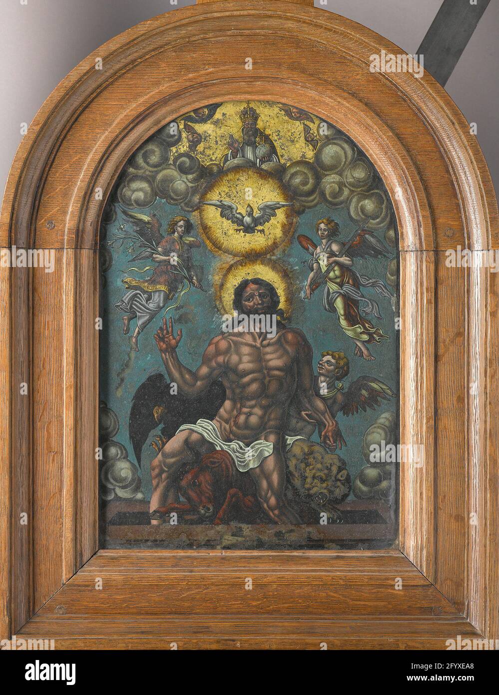 Die Heilige Dreifaltigkeit. Die dreifaltigkeit. Christus erhebt sich aus dem Grab, das von den Symbolen der Evangelisten getragen wird. Im Himmel Engel, Gottes Vater und Taube des Heiligen Geistes. Stockfoto