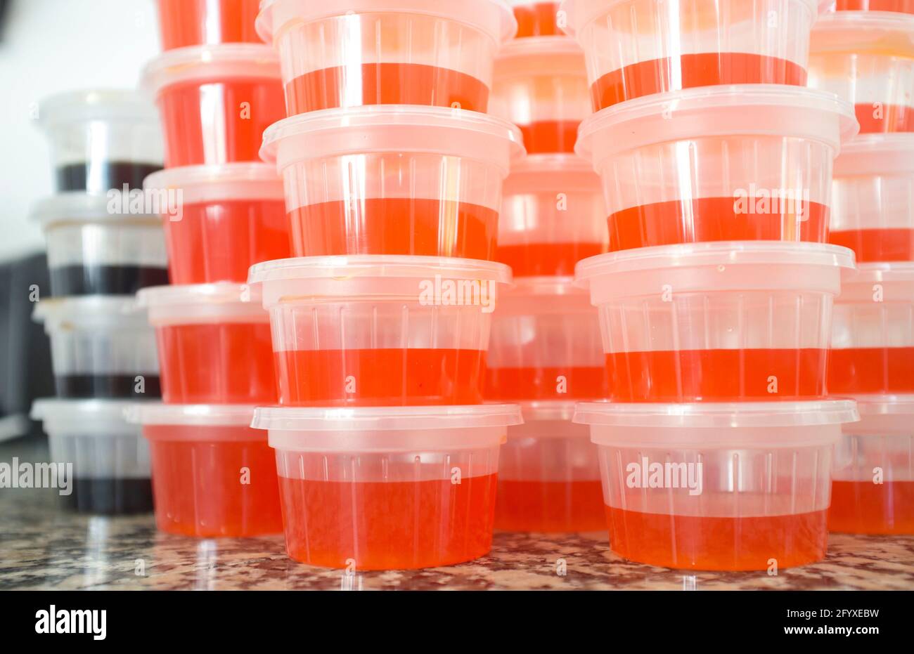 Schalen mit Soja und süß-saurer Sauce. Sojasauce, Soja, süß-saure Sauce, Schüsseln, orientalisches Essen, Hauslieferungskonzept Stockfoto